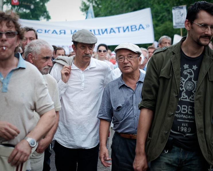 Шествие оппозиции 12 июня 2012 года в Москве.
Среди протестующих (слева направо) поэты Игорь Иртеньев, Вадим Жук, Юлий Ким _DSC3568-web2.jpg